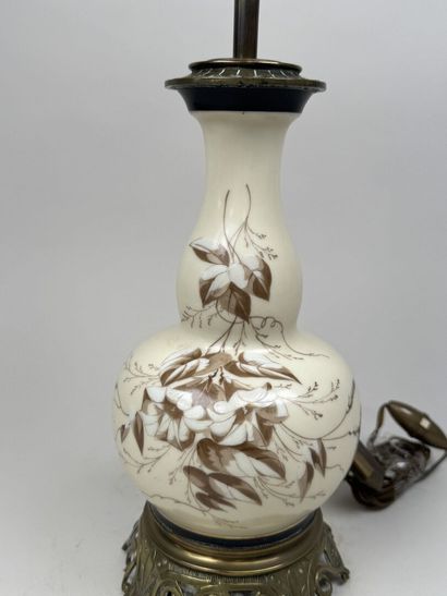 Lampe en porcelaine à décor émaillé de feuillages,...