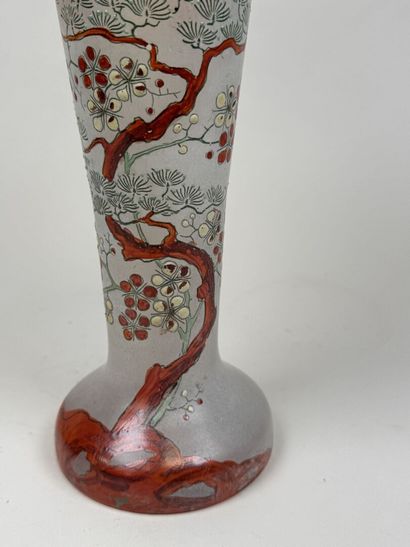 Vase en verre à décor émaillé et polychrome...