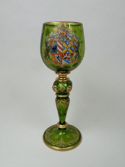 Verre calice en cristal coloré à décor émaillé...