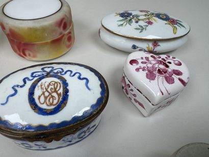 Collection de 10 petites boites ou piluliers...
