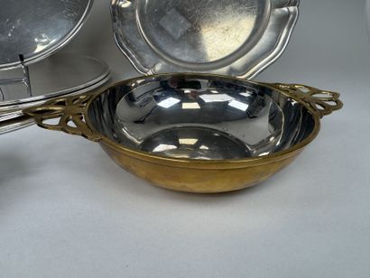 Lot comprenant :
- série de 6 plats ou grandes...