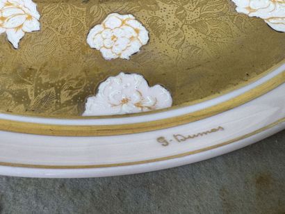 G. DUMAS à Limoges.
Plat circulaire en porcelaine...
