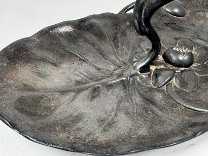 GALLIA.
Coupe en métal argenté à décor de...