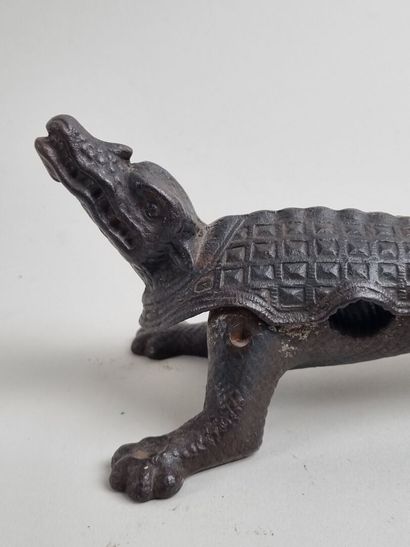 Mâche-bouchon figuratif CROCODILE en posture...