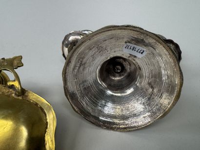 VIETNAM, XXe.
Encrier de bureau en bronze...