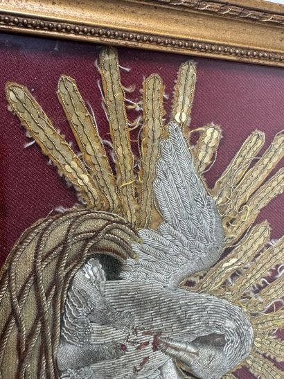 Broderie en cannetille, paillettes et tissu...
