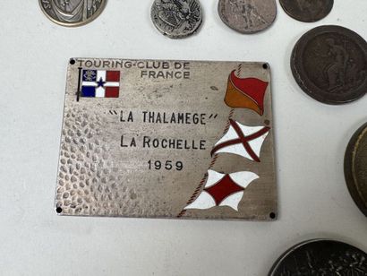 Lot d'une vingtaine de médailles, pièces...