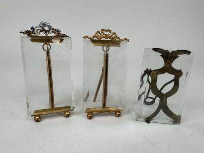 Trois cadres porte-photos en verres biseautés...