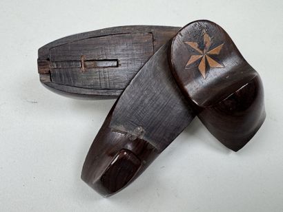 Trois petites tabatières en bois dont une...