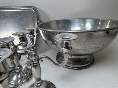 Lot en étain comprenant :
- deux plateaux...