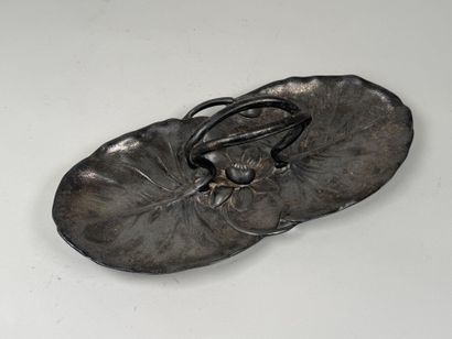 GALLIA.
Coupe en métal argenté à décor de...