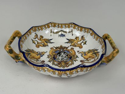 GIEN.
Légumier à deux prises en faïence polychrome...