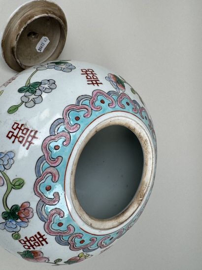 CHINE, XXe.
Pot couvert en porcelaine polychrome...