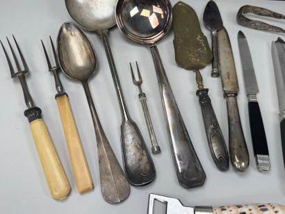 Partie de ménagère en métal argenté à décor...