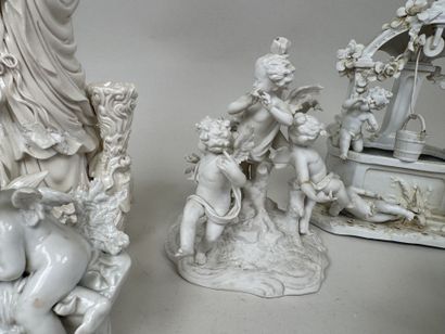 Lot de 4 sujets en biscuit à décor de personnages,...
