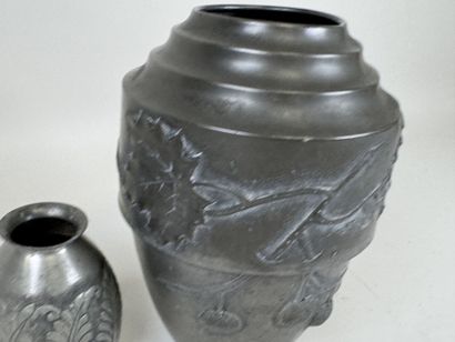 IRMAN (XXe). 
Petit vase en étain à décor...