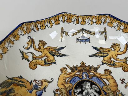 GIEN.
Légumier à deux prises en faïence polychrome...