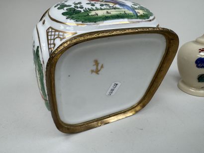 Coffret en porcelaine polychrome et or à...