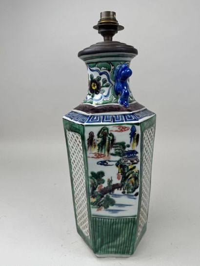 JAPON, XXe.
Vase en porcelaine ajourée et...