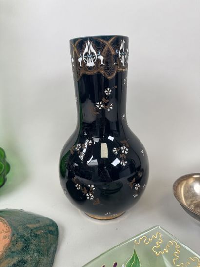 Lot comprenant :
- grande bouteille en verre...