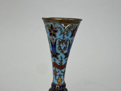 Petit vase soliflore en albâtre et bronze,...