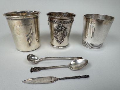 Deux timbales, deux pelles à sel et un petit...