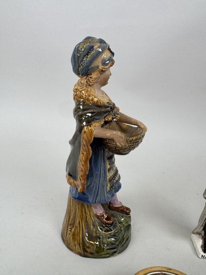 Lot en faïence et porcelaine polychrome comprenant...