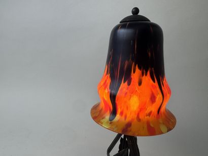 Petite lampe en verre à décor marmoréen sur...