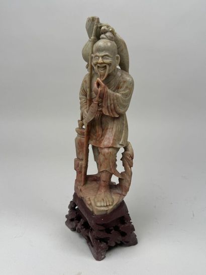 CHINE, XXe.
Pêcheur.
Sujet en pierre de lard...