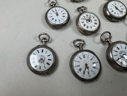Collection de 9 montres de col en argent...