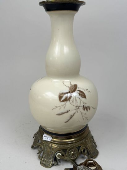 Lampe en porcelaine à décor émaillé de feuillages,...