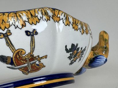 GIEN.
Légumier à deux prises en faïence polychrome...