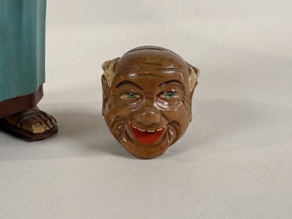 Personnage en bois sculpté et peint. Équipé...