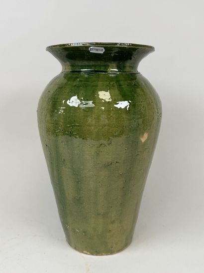 Important vase en grès émaillé sur fond vert.
Marque...
