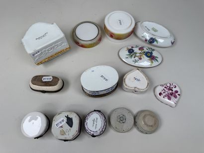 Collection de 10 petites boites ou piluliers...