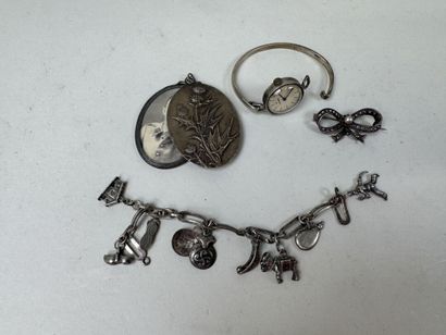 lot en argent comprenant:
- un bracelet avec...