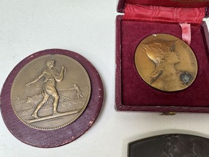 Lot de médailles en bronze dont :
- Pierre-Victor...