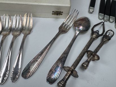 Partie de ménagère en métal argenté à décor...