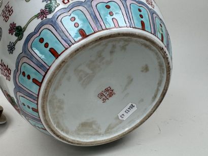 CHINE, XXe.
Pot couvert en porcelaine polychrome...