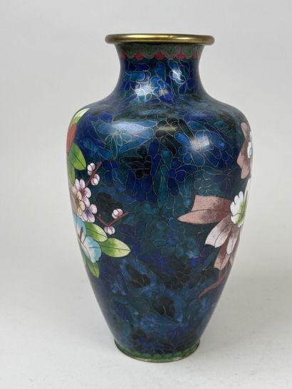 ASIE, XXe.
Vase balustre en laiton cloisonné...