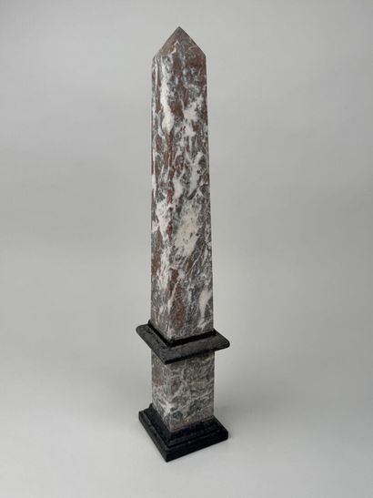 Obélisque en marbre veiné.
H. 43,5 cm.