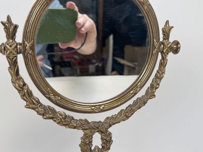 Petit miroir psyché en métal doré à décor...