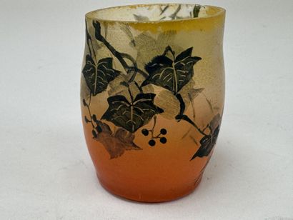 PEYNAUD, XXe.
Petit vase en verre à décor...