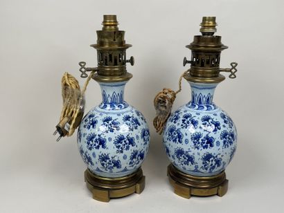 DELFT, XIXe.
Paire de lampes à pétrole en...