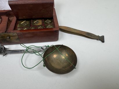 Petite balance trébuchet ou diamantaire en...