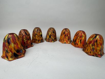 Ensemble de sept tulipes en verre marmoréen...