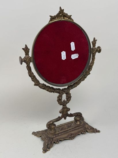 Petit miroir psyché en métal doré à décor...
