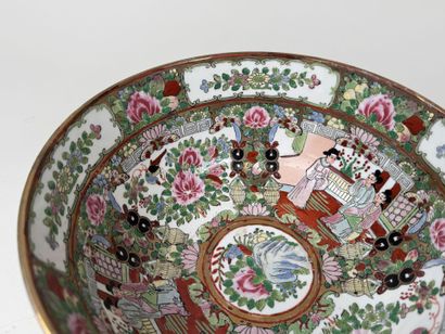 ASIE, XXe.
Grande jatte circulaire en porcelaine...