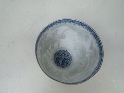 ASIE, XXe.
Petit bol ou tasse en porcelaine...
