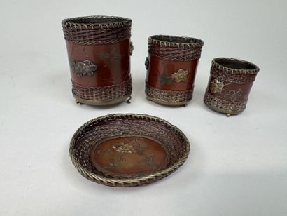 INDOCHINE, fin XIXe.
Trois petits pots et...